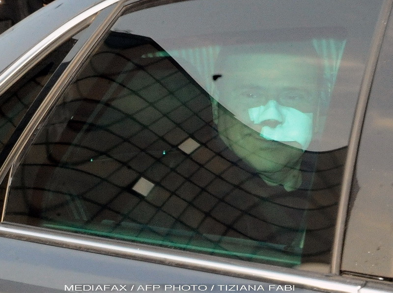Silvio Berlusconi a fost externat din spital. E plin de bandaje