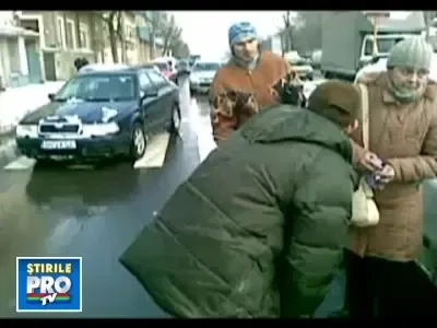 Camera ascunsa! Lovita de masina langa un spital, ignorata de medici