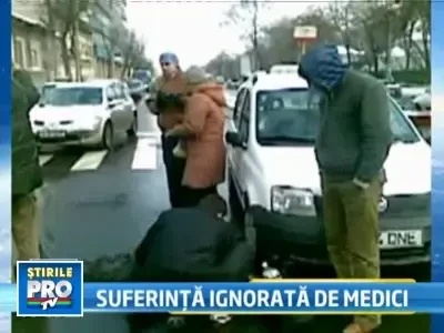 CAMERA ASCUNSA! Lovita de masina langa un spital, ignorata de medici