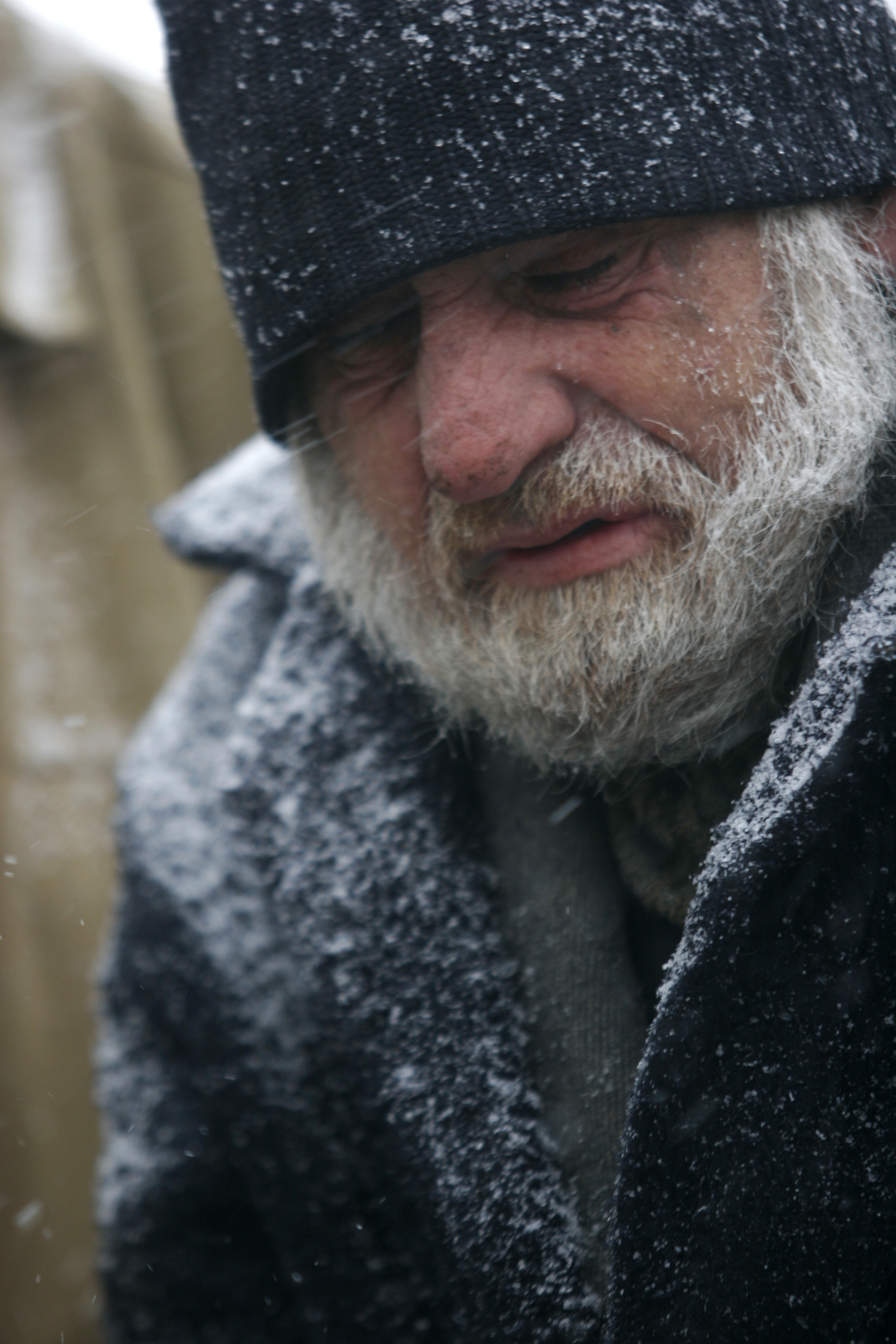 Mancare si ceai cald pentru sarmanii fara casa din Pitesti!