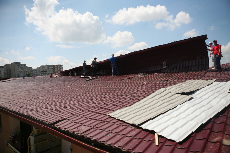 Acoperisul unei mansarde de bloc din Sibiu, doborat de vantul puternic