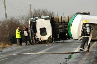 Pericol urias pe DN 22C! O cisterna cu 24 de tone de kerosen a lovit un TIR