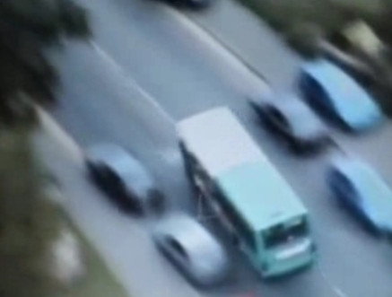 A luat autobuzul, la propriu, si a facut prapad pe sosea! VEZI VIDEO!