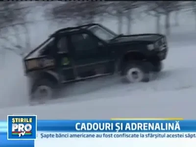 "Spiridusii" lui Mos Craciun, in masini 4x4 la impartit cadouri!