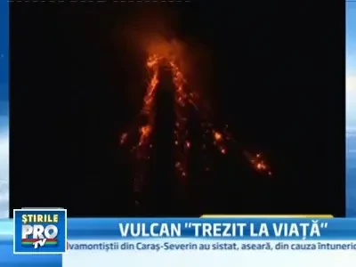 Spectacol infricosator in Filipine: un vulcan scuipand lava si fum!