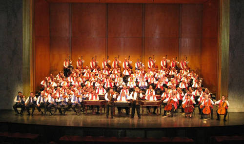 Muzica tiganeasca + colinde = reteta de succes la Targu Mures