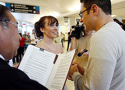 Nu stiai ca azi te insori? Nunta fara stirea mirelui, pe aeroport!