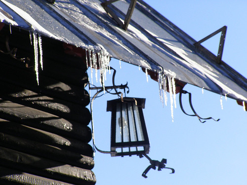 Mare atentie pe unde mergeti! Cad turturi! O femeie a ajuns la spital