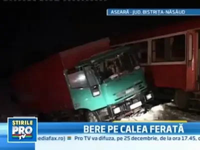 Camion plin cu bere, spulberat de tren. Soferul gustase din incarcatura!