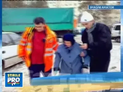 Mare atentie pe unde mergeti! S-ar putea sa va cada turturi in cap