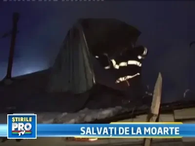 La un pas sa arda de vii! Doi tineri din Vaslui, salvati de un pompier!