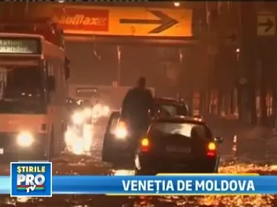 Lac urias pe un bulevard din Iasi! S-a spart conducta