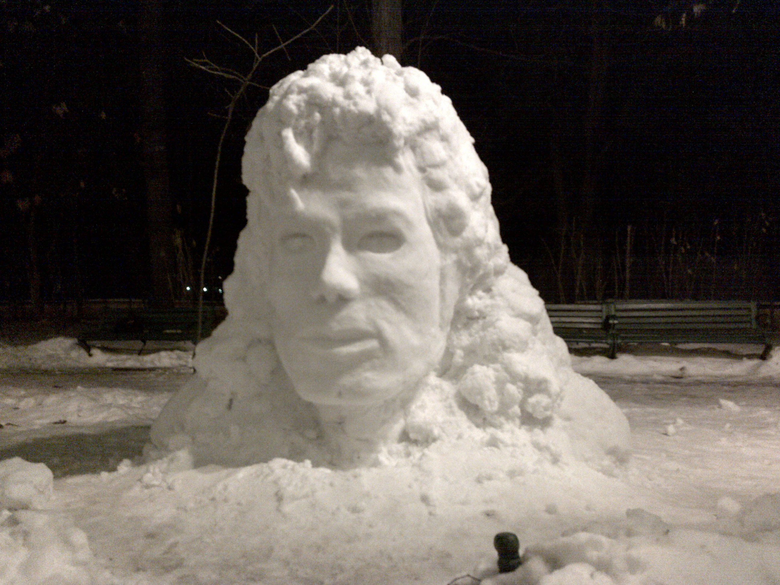 Michael nu a fost uitat de fani! In Herastrau i-au facut statuie din zapada