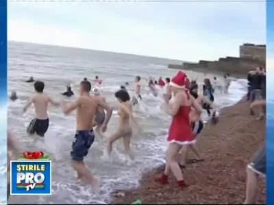 Traditie englezeasca: scaldat in apa rece sloi, "udat" cu brandy!