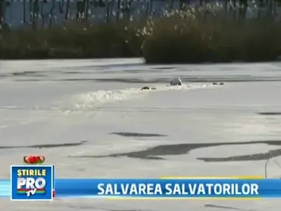 Masina de pompieri, impotmolita, dupa ce a salvat un pescar de la inec