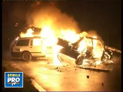 Doua masini au luat foc dupa ce soferii s-au acrosat in trafic