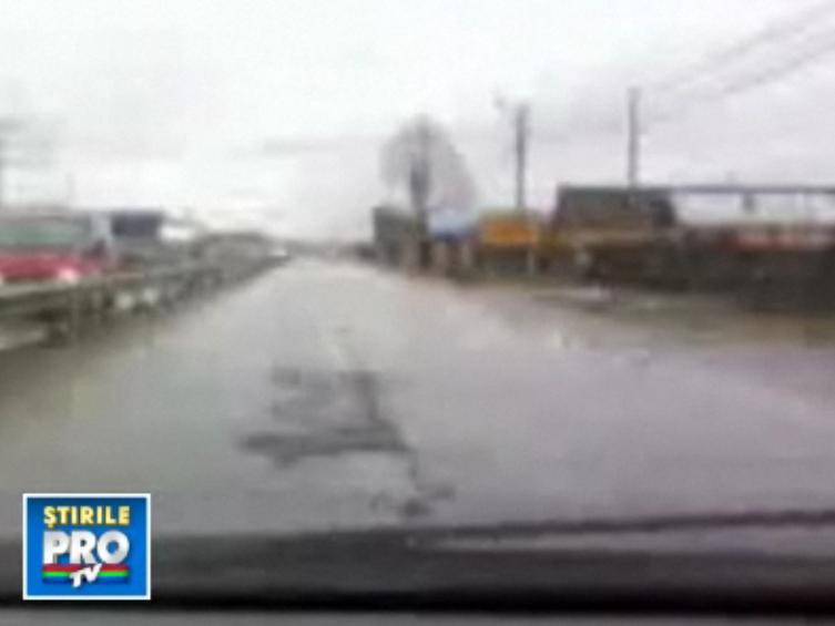 S-a topit zapada, au rasarit gropile! DN73, plin de "cratere"