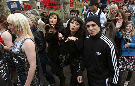 Cheeky Girls vor sa fie mai cunoscute decat Susan Boyle!