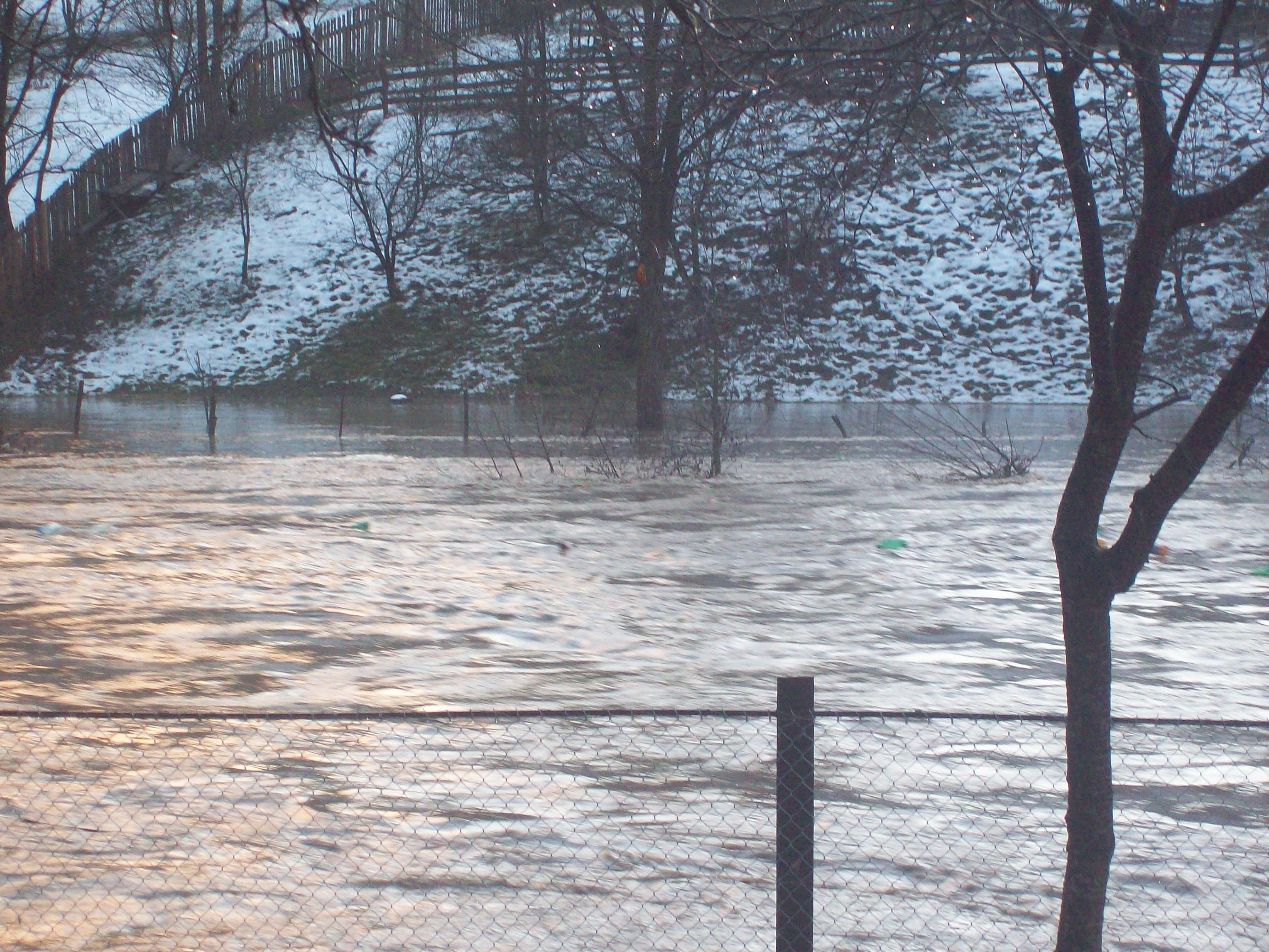 Buzau: Trafic blocat pe DN10 din cauza alunecarilor de teren