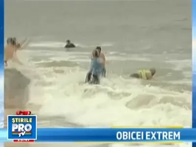 Au petrecut trecerea in Noul An printr-o baie in apa rece de ianuarie!