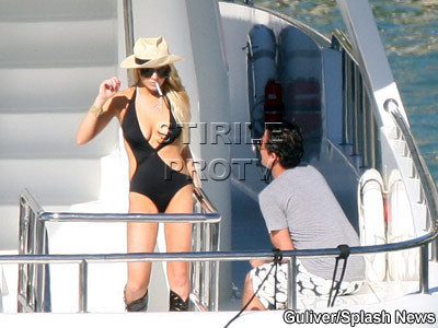 Lindsay Lohan si-a inceput anul cu tigara in gura, pe iaht