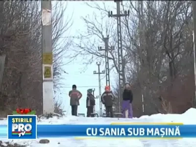 Un baietel a ajuns cu sania sub rotile masinii unui politist baut!