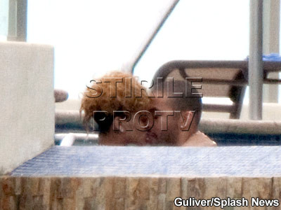 Rihanna zice ca e singura! Dar se pupa prin piscine cu Matt Kemp!