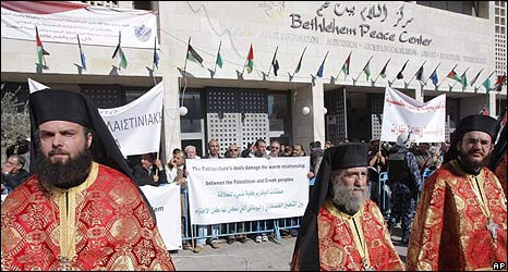 Patriarhul Ierusalimului, intampinat cu ostilitate de credinciosi