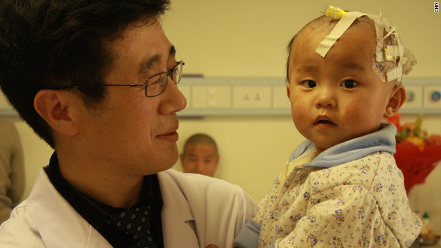 Infiorator! Copil de 1 an a ajuns la spital cu un bat infipt in creier!