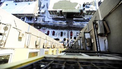 Socant. Si-a aruncat fetita de doua saptamani, de la etajul 8, in Franta