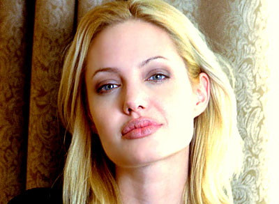 Angelina Jolie e blonda naturala