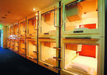 Cea mai ieftina locuinta in Tokyo: o camera in "hotelul capsula"!