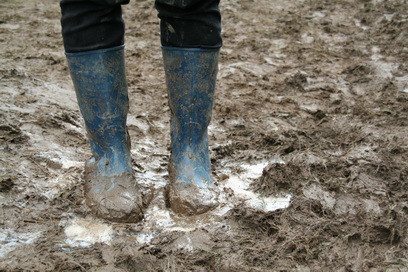 Elevii si profesorii unei scoli din Bihor pot ajunge la ore doar daca au... cizme de cauciuc