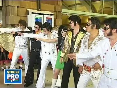 Sute de fani il comemoreaza pe Elvis Presley la Graceland