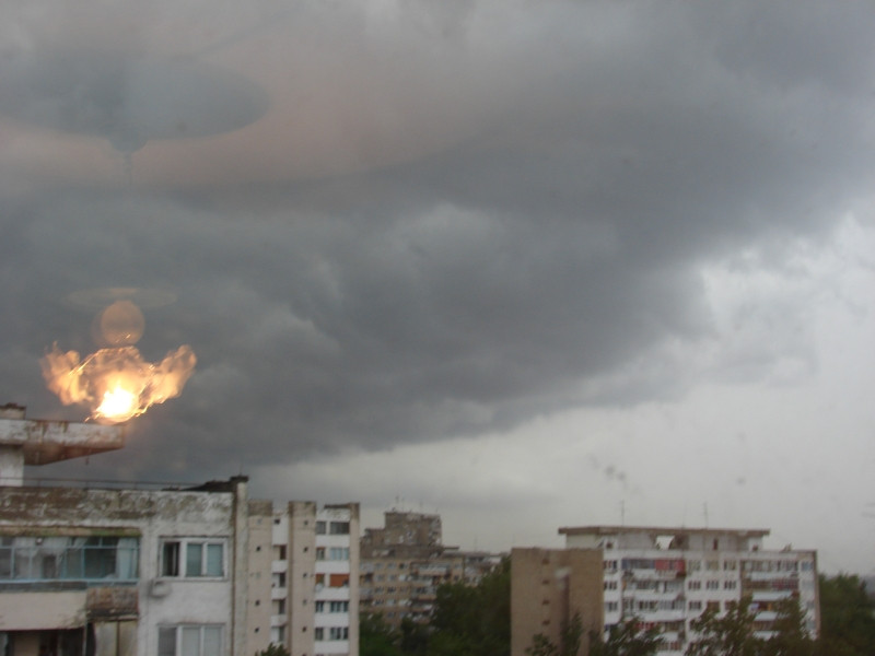 Ingeri si pe cerul Romaniei sau sursa de lumina reflectata in geam?