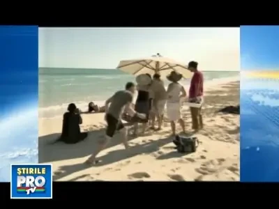 Ashley Greene din "Twilight" in costume de baie... pictate pe piele!