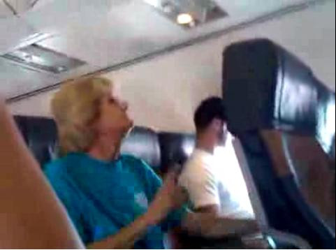 NO COMMENT! Spectacol de-a rasu'-plansu' in avion!