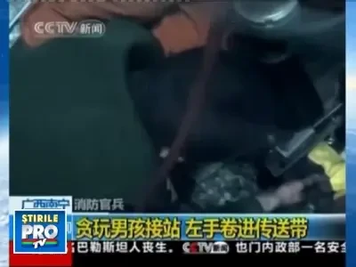 Panica la metroul chinez: un pusti si-a prins mana in banda scarii rulante