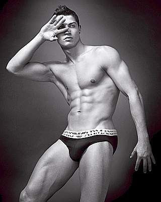 Cristiano Ronaldo s-a lasat in lenjerie de firma!