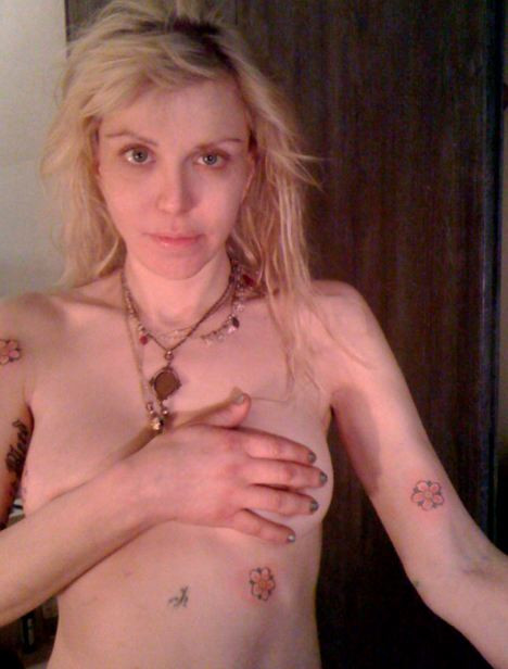 Courtney Love isi arata noile tatuaje de pe sani