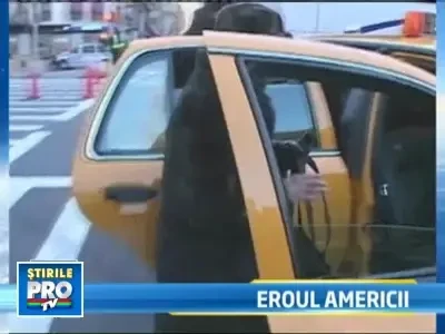 Un taximetrist a returnat 21.000 de dolari uitati in masina sa!