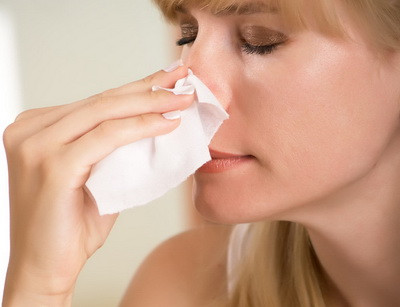 Ce s-a intamplat cu chipul acestei femei din cauza unor picaturi de nas