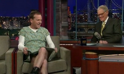 Kiefer Sutherland si-a luat rochie verde si a aparut asa la TV