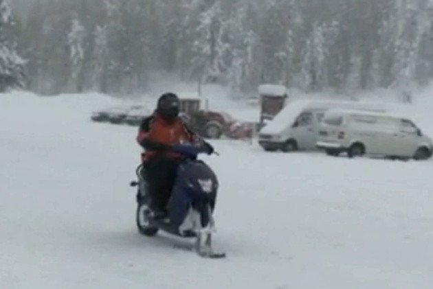 Se dau cu scuterul pe partie, in timpul serviciului! Pe banii britanicilor!