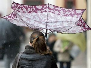 Vantul puternic aproape a omorat un barbat. Doua persoane au fost ranite