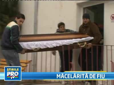 Baiatul din Moreni care si-a macelarit mama a ajuns in fata psihiatrilor