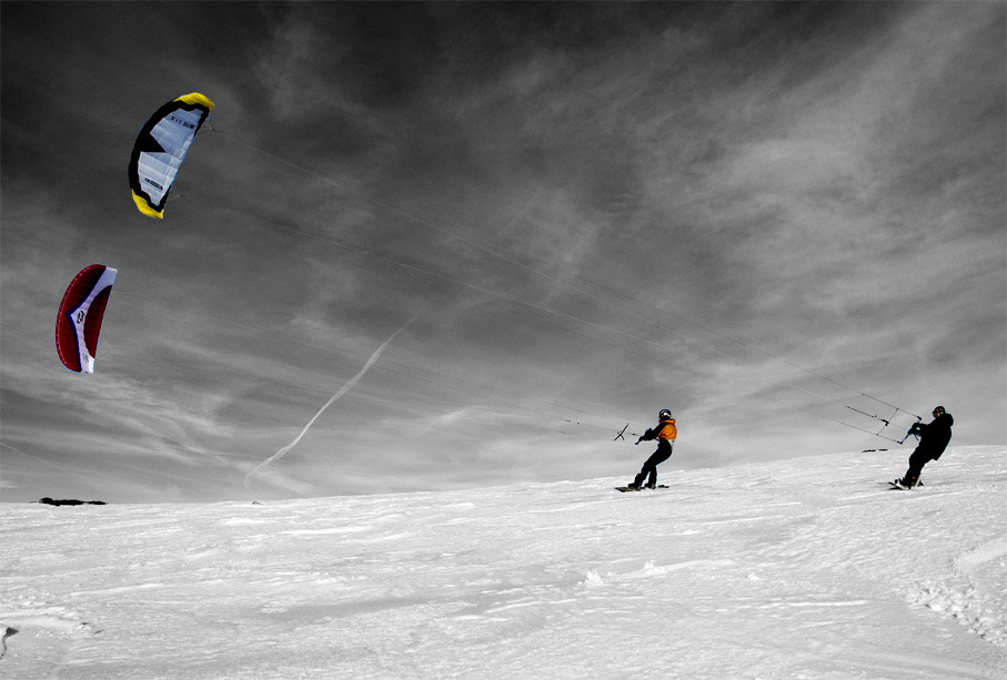 Noua moda pe Valea Prahovei: snowkite! Afla ce e!