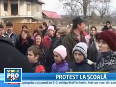 Protest la sat. Oamenii au iesit in strada nemultumiti ca se inchide scoala