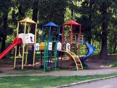 Distractie periculoasa. Doi copii de 9 si 10 ani au dat foc unui tobogan, in Otelu Rosu