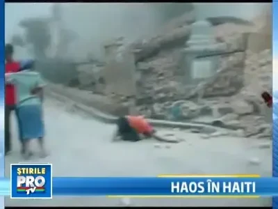Scapati de cutremur, haitienii fura si se lupta pentru mancare!